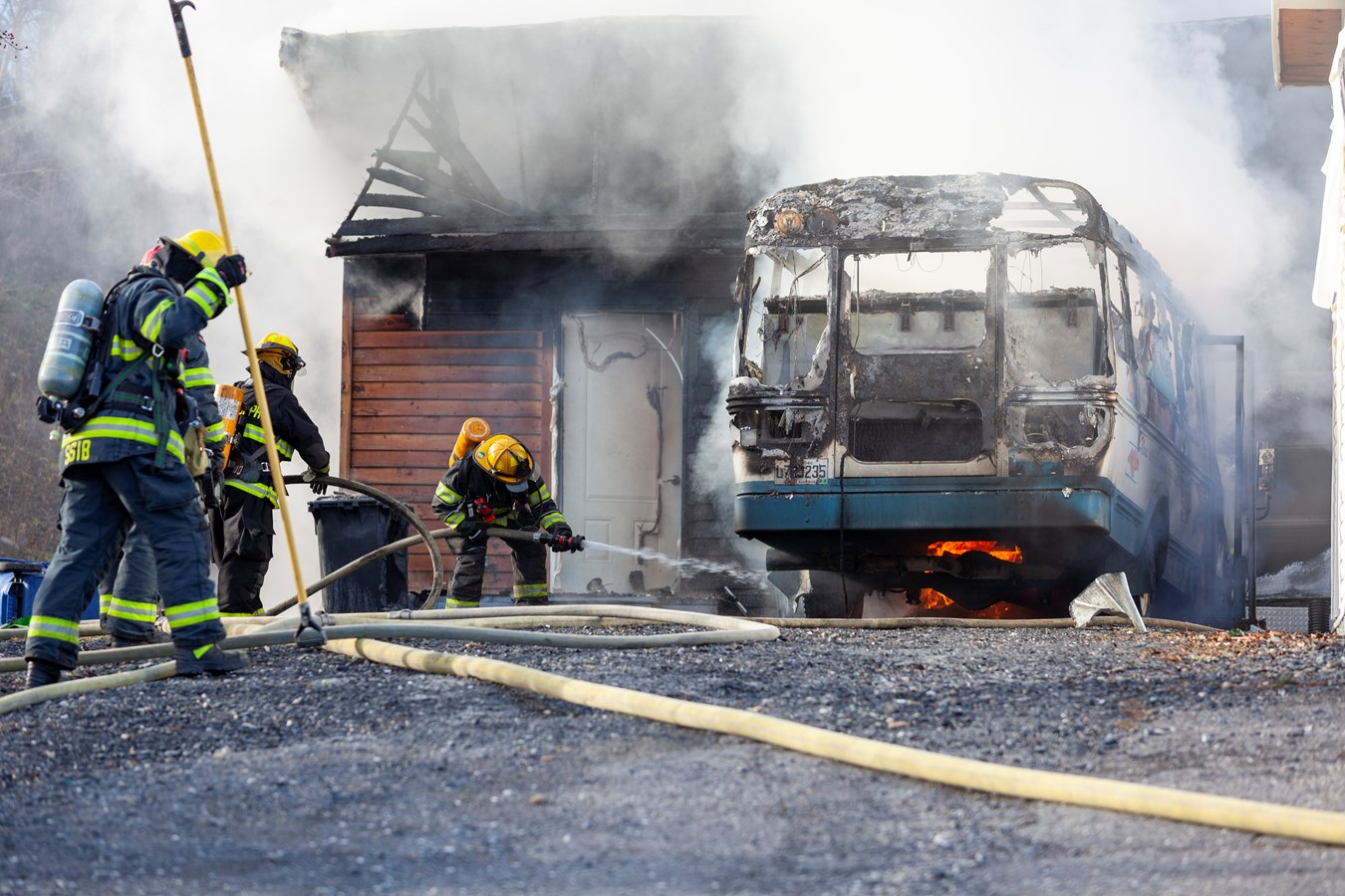 Un minibus-frigo et un garage-entrepôt rasés par les flammes