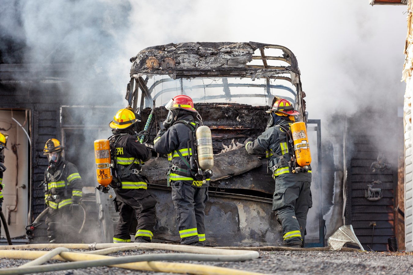 Un minibus-frigo et un garage-entrepôt rasés par les flammes