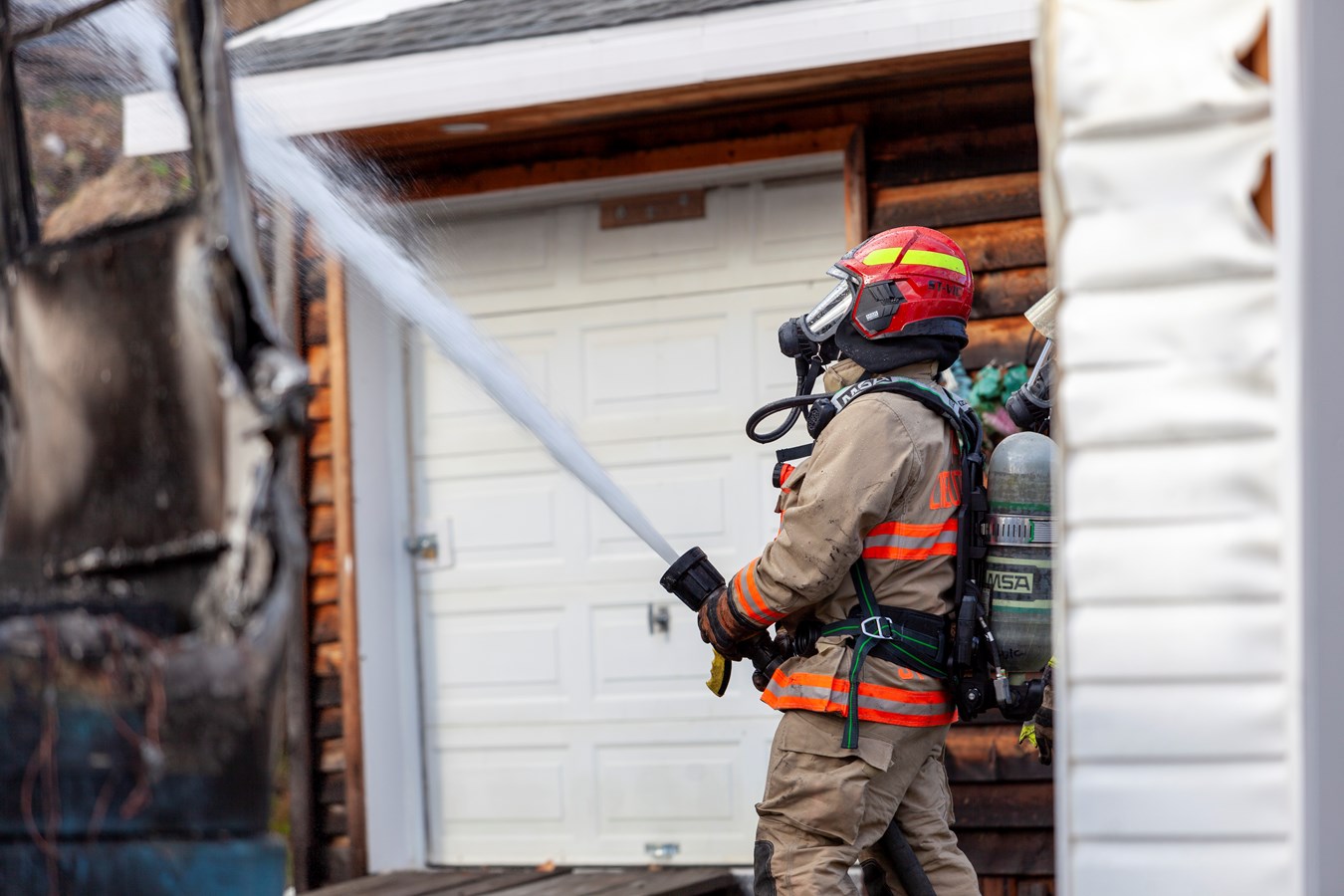 Un minibus-frigo et un garage-entrepôt rasés par les flammes