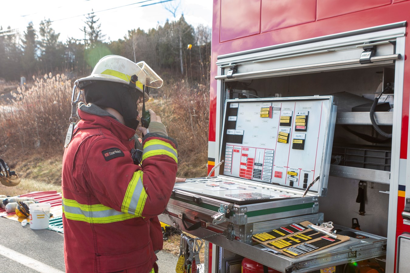 Un minibus-frigo et un garage-entrepôt rasés par les flammes