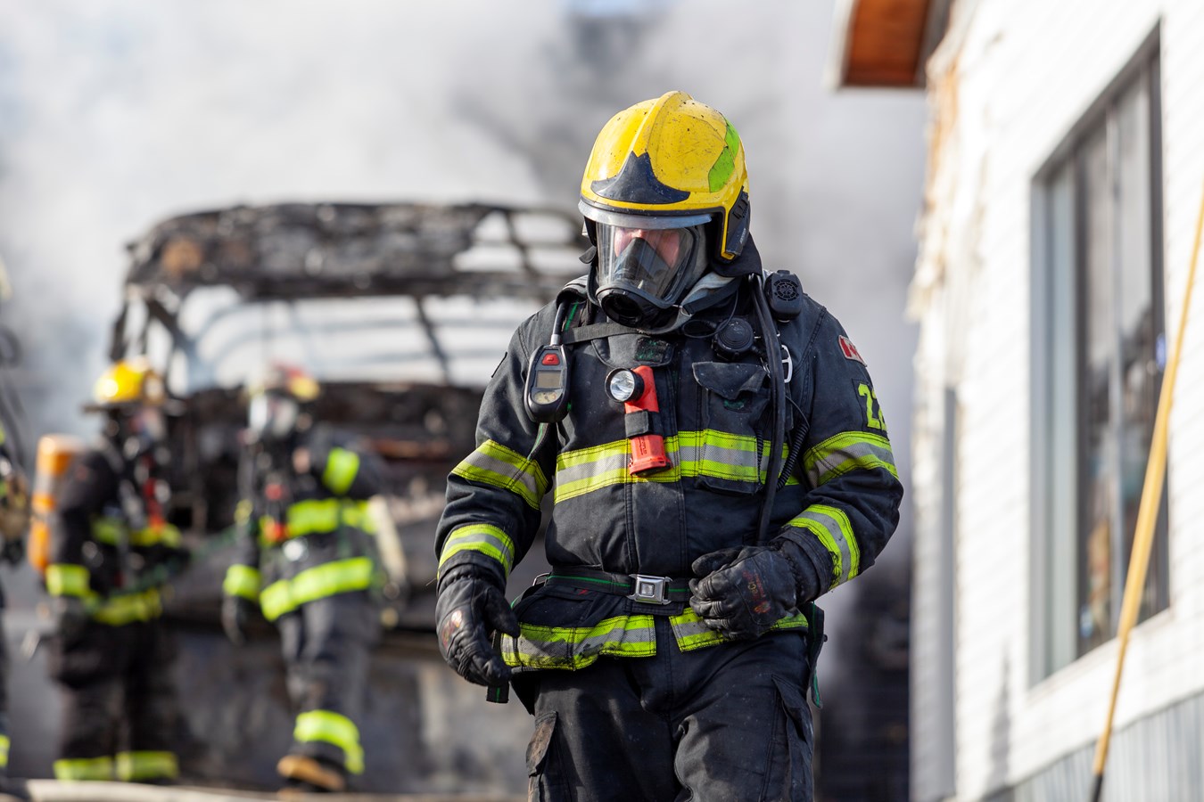 Un minibus-frigo et un garage-entrepôt rasés par les flammes