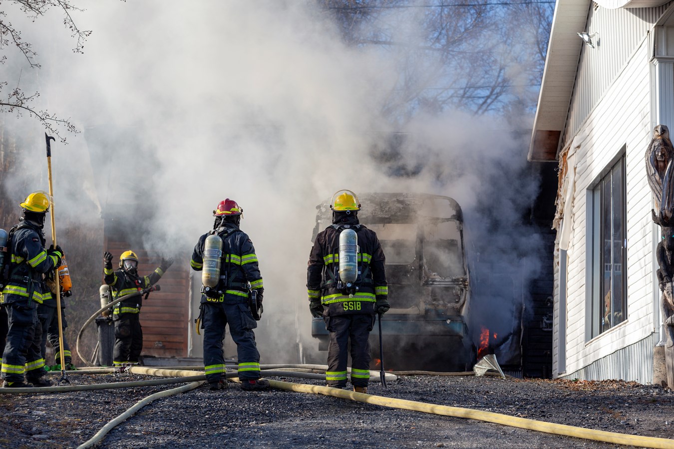 Un minibus-frigo et un garage-entrepôt rasés par les flammes