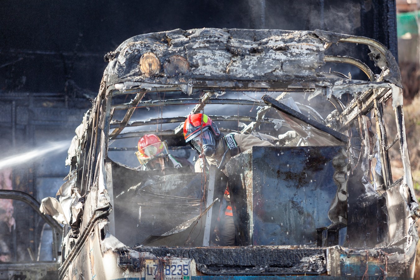 Un minibus-frigo et un garage-entrepôt rasés par les flammes