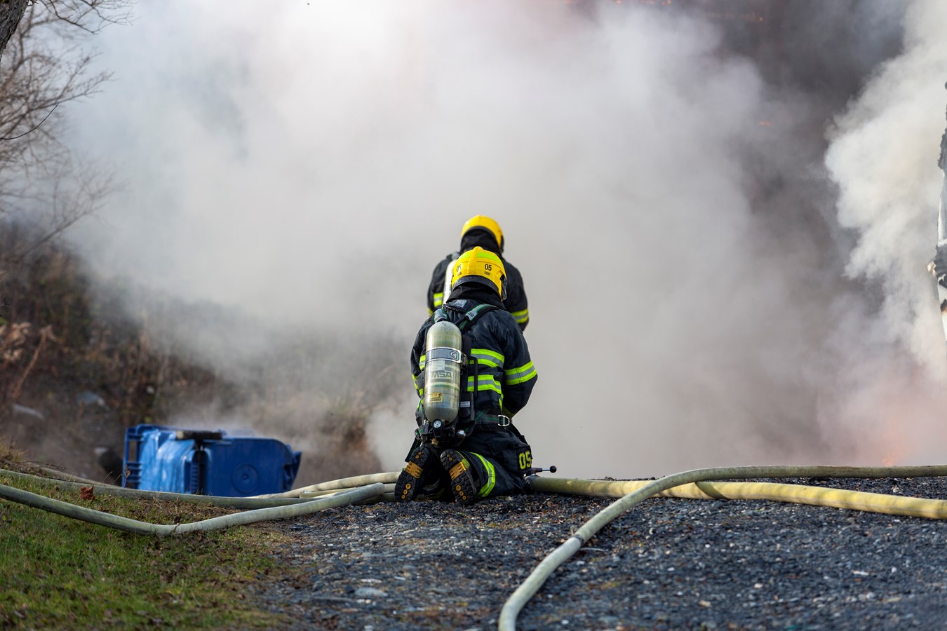 Un minibus-frigo et un garage-entrepôt rasés par les flammes