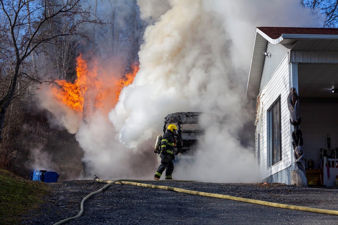 Un minibus-frigo et un garage-entrepôt rasés par les flammes
