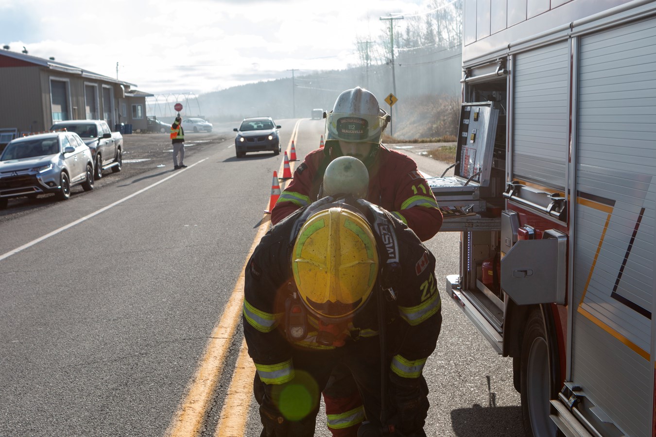 Un minibus-frigo et un garage-entrepôt rasés par les flammes
