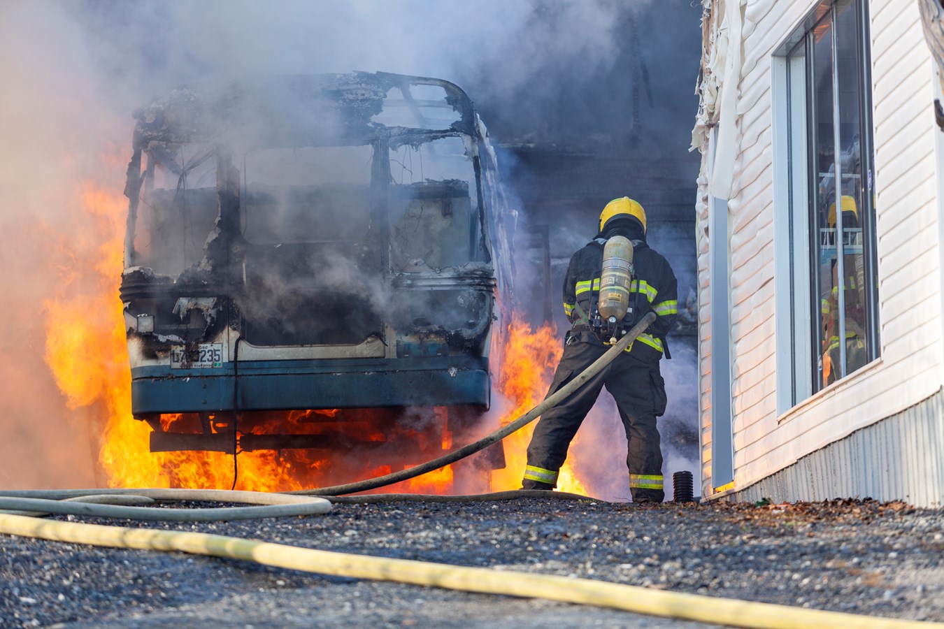 Un minibus-frigo et un garage-entrepôt rasés par les flammes