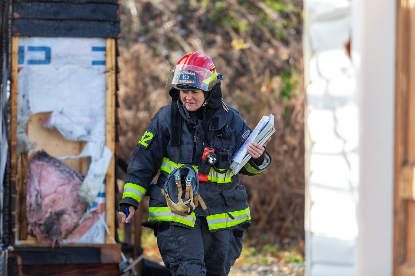 Un minibus-frigo et un garage-entrepôt rasés par les flammes