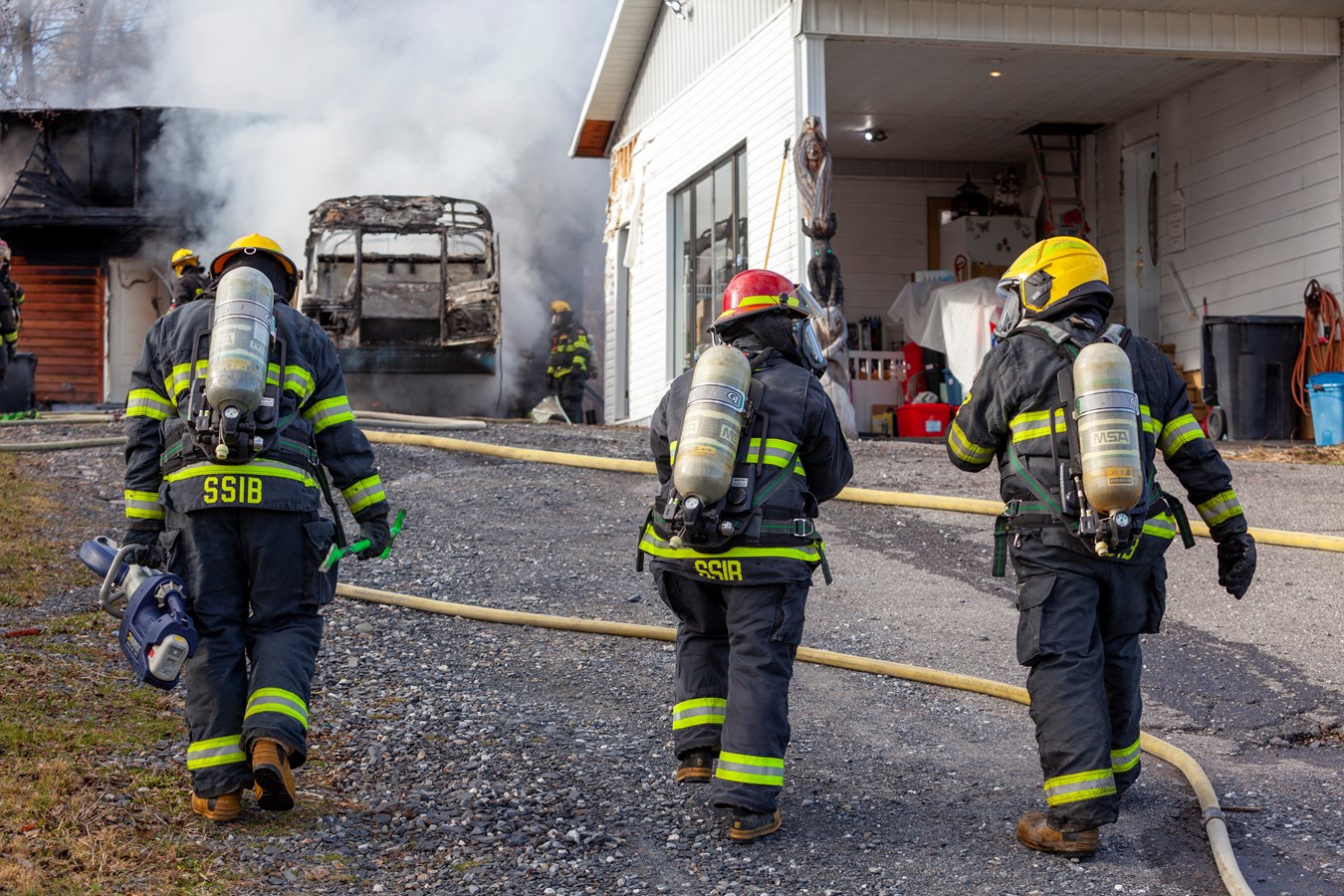 Un minibus-frigo et un garage-entrepôt rasés par les flammes