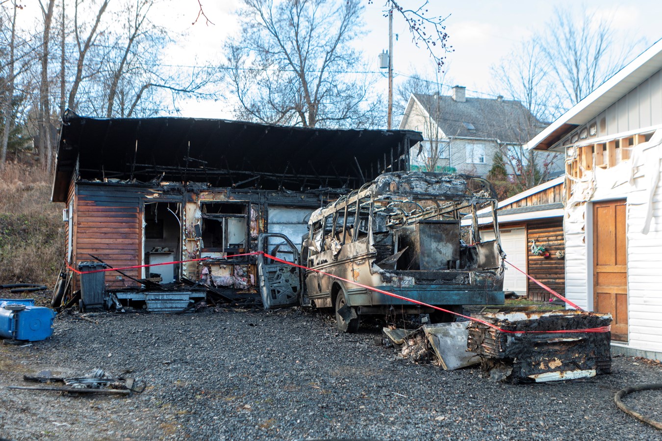 Un minibus-frigo et un garage-entrepôt rasés par les flammes