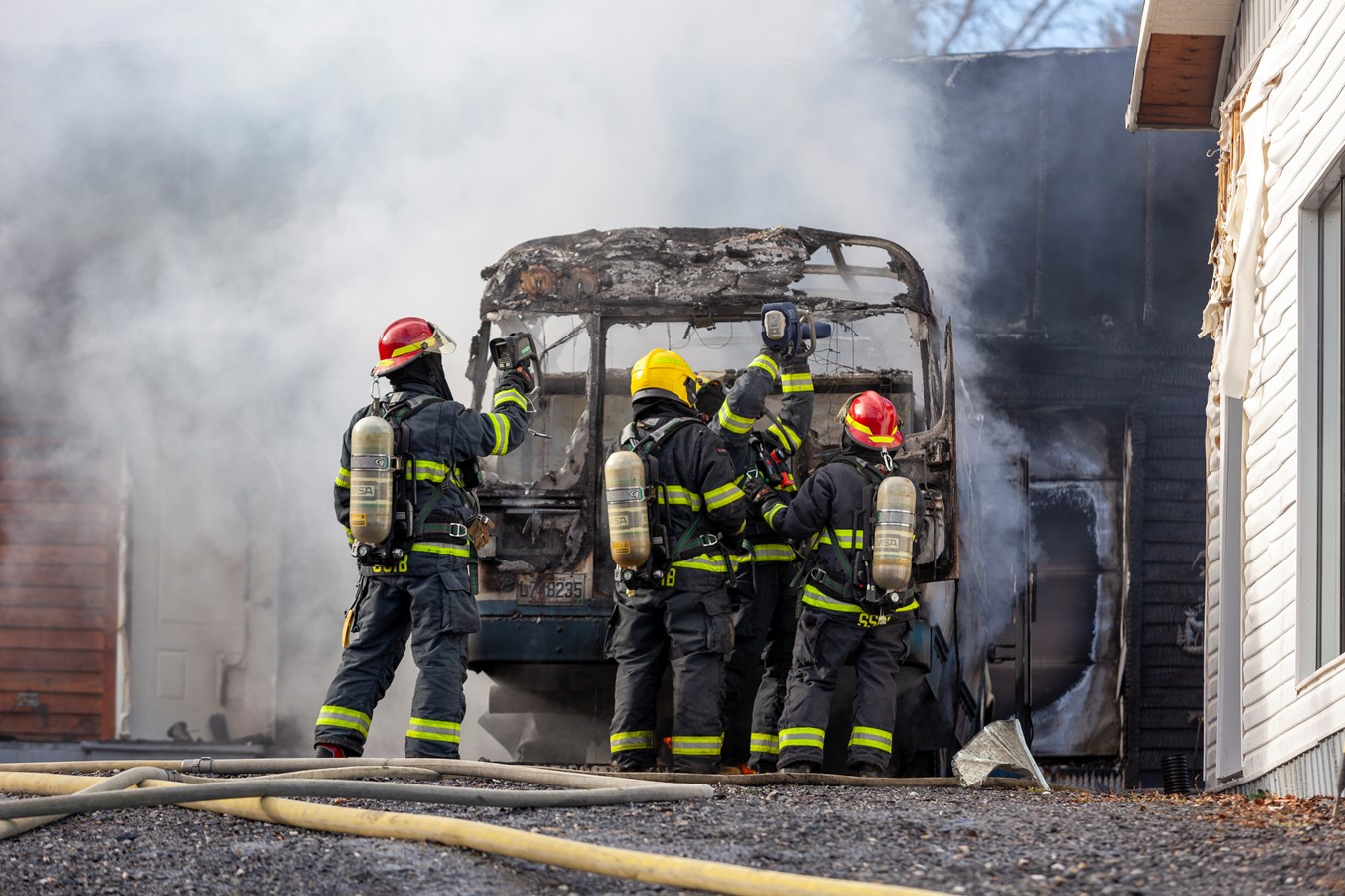 Un minibus-frigo et un garage-entrepôt rasés par les flammes