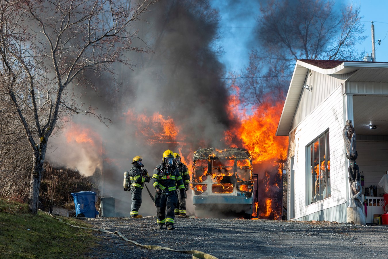 Un minibus-frigo et un garage-entrepôt rasés par les flammes