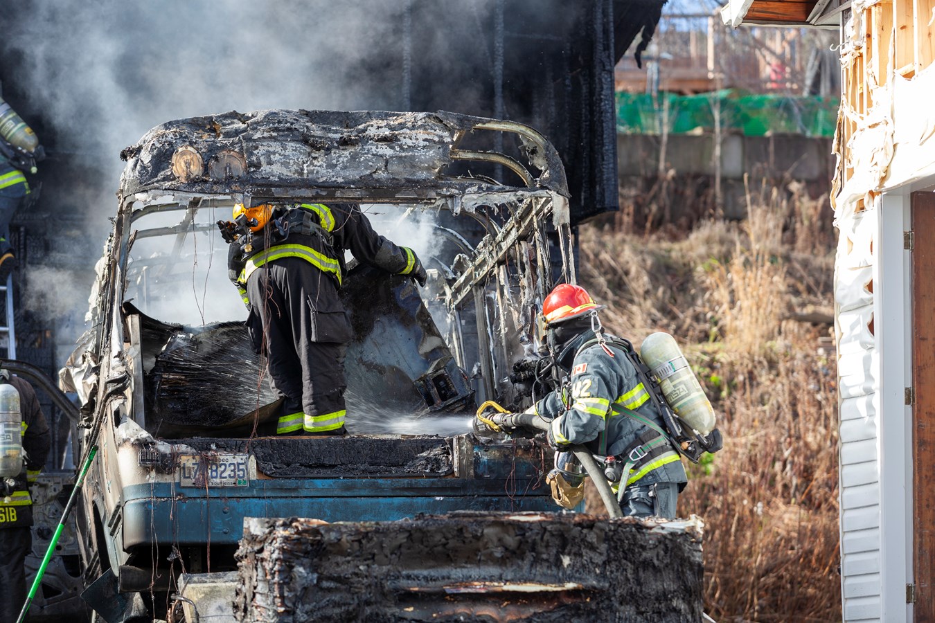 Un minibus-frigo et un garage-entrepôt rasés par les flammes