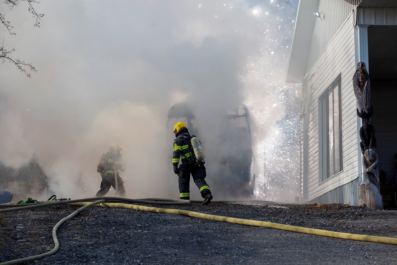 Un minibus-frigo et un garage-entrepôt rasés par les flammes