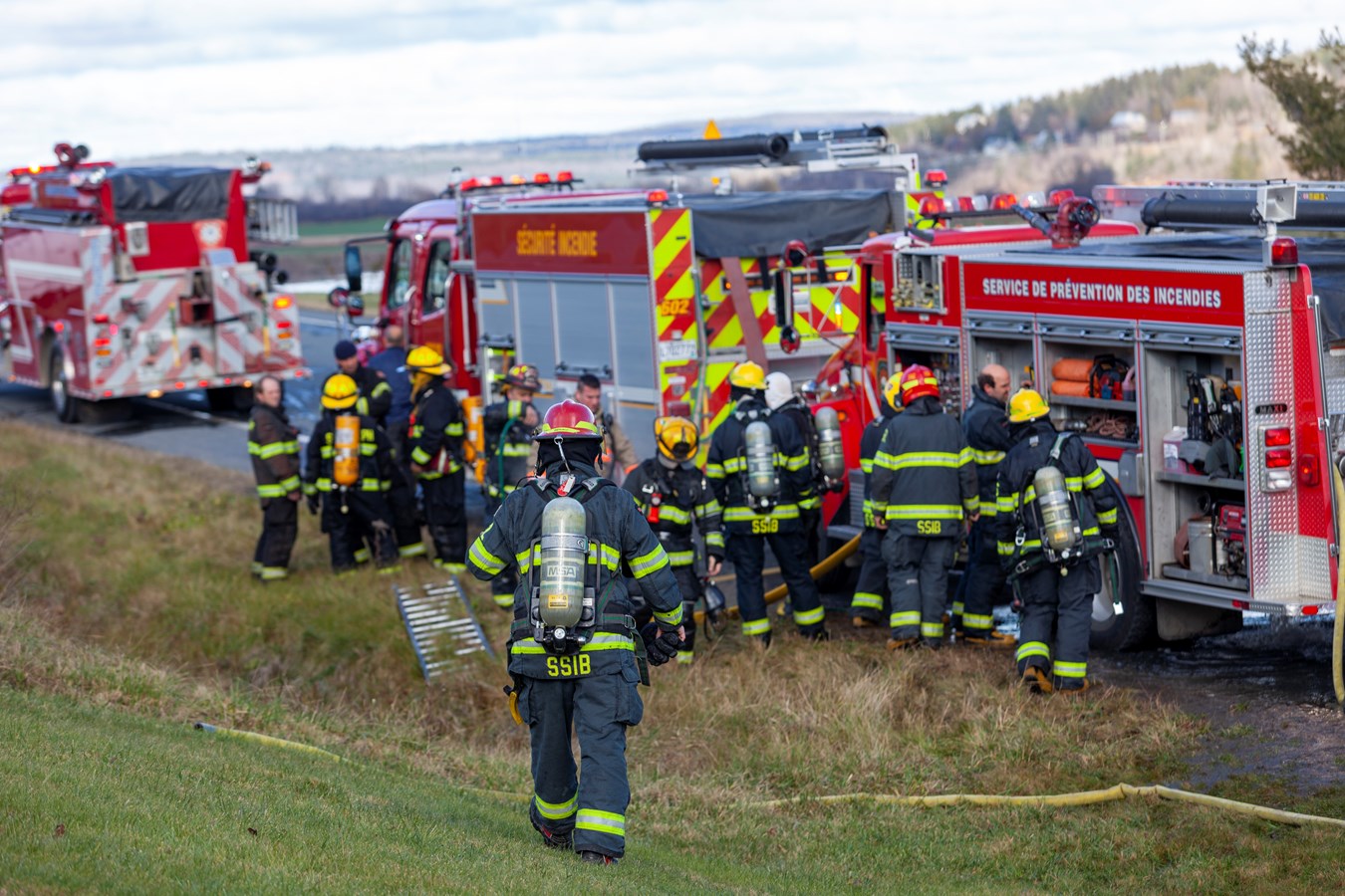 Un minibus-frigo et un garage-entrepôt rasés par les flammes