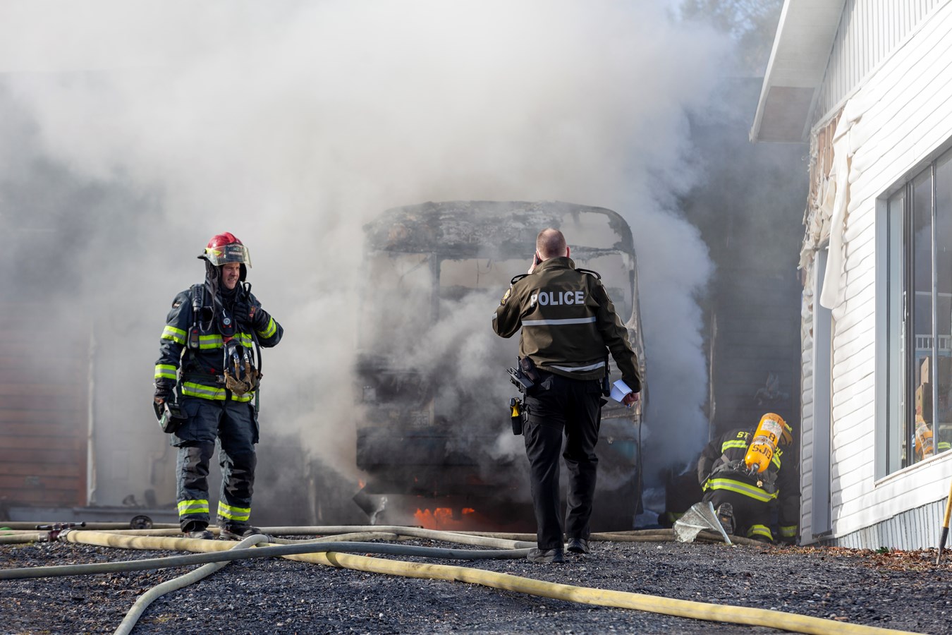 Un minibus-frigo et un garage-entrepôt rasés par les flammes