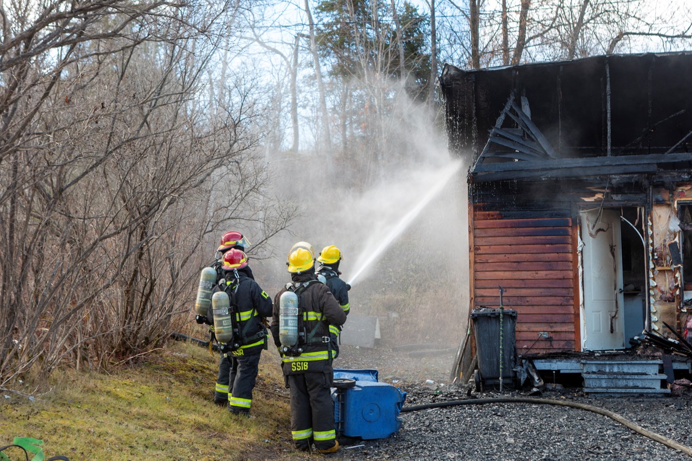 Un minibus-frigo et un garage-entrepôt rasés par les flammes
