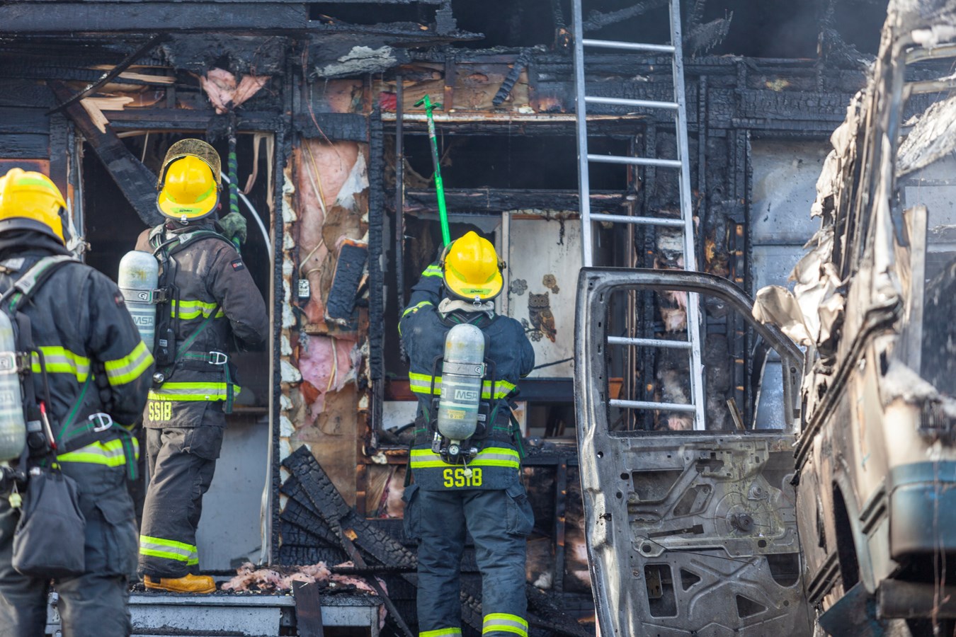 Un minibus-frigo et un garage-entrepôt rasés par les flammes