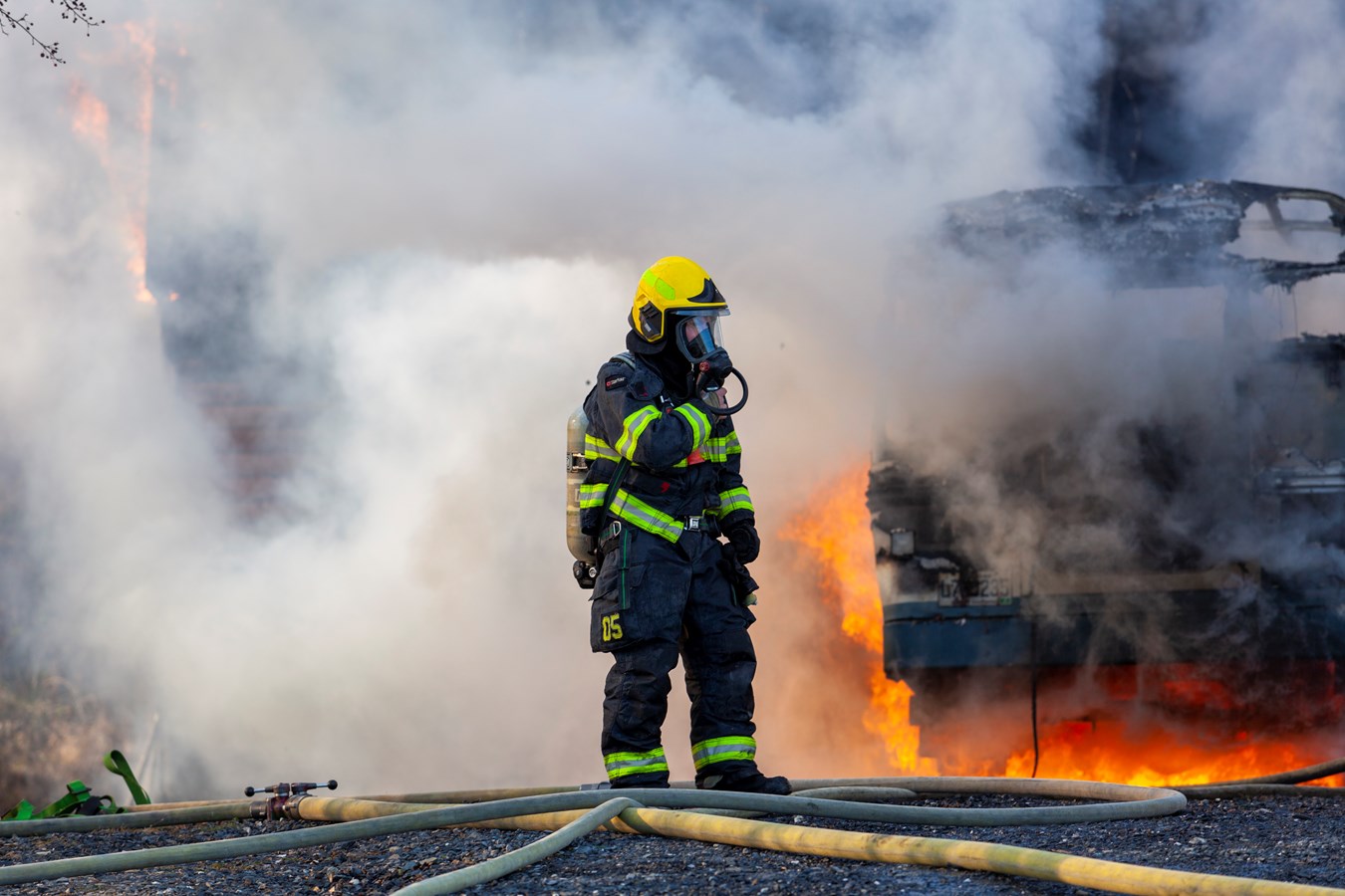 Un minibus-frigo et un garage-entrepôt rasés par les flammes