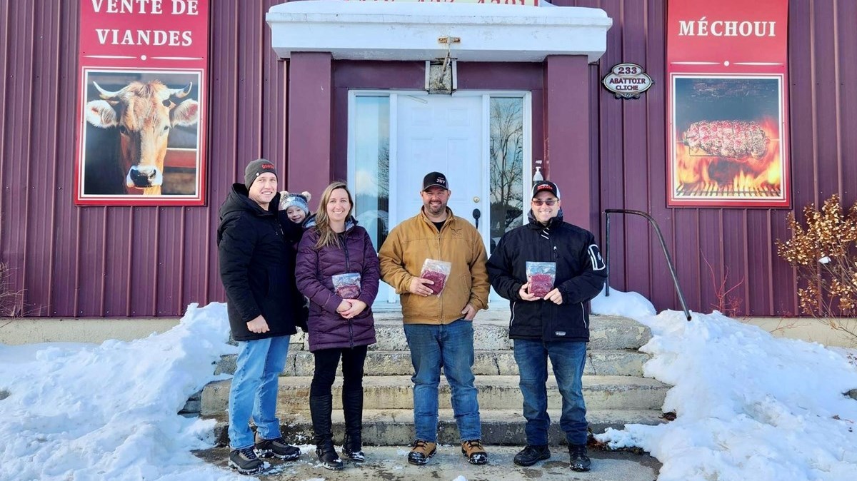 Francis Rodrigue, Isabelle Bolduc des Fermes Rodrigue de Beauceville,Sébastien Vachon d’Entreprise JSV de Saint-Frédéric, et représentant des Producteurs de bovins de la Chaudière-Appalaches-Sud, et Danny Paré de la Ferme Janole de Saint-Pierre-de-Broughton