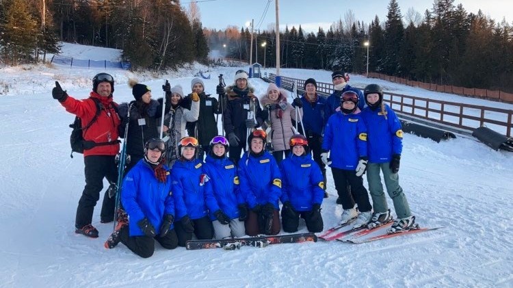 Cinq Algériens s'initient au ski alpin à Saint-Georges