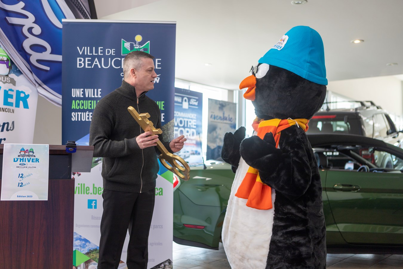 Serge Vallée, DG de la ville de Beauceville remettant la clé de la ville a Nouki 