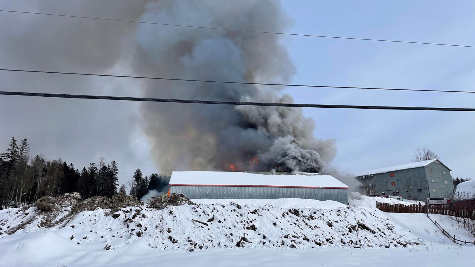 Un bâtiment agricole est ravagé par les flammes à Saint-Georges