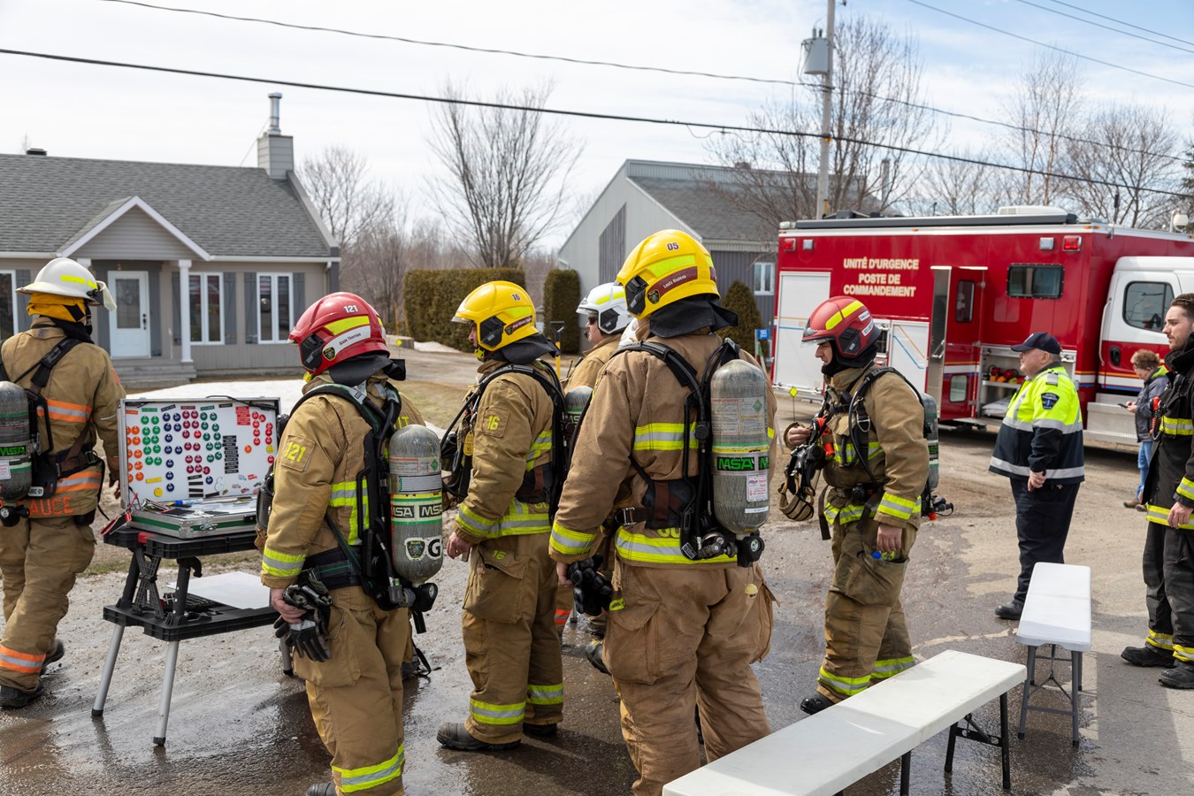 Incendie à Saint-Isidore: un jumelé de deux étages entièrement détruit