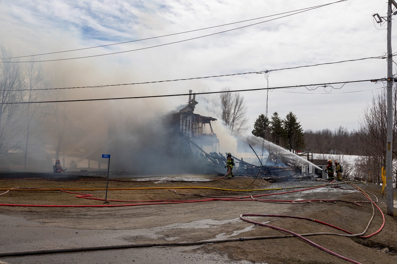 Incendie à Saint-Isidore: un jumelé de deux étages entièrement détruit