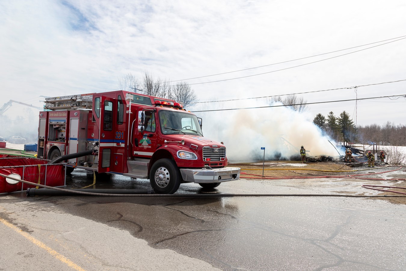 Incendie à Saint-Isidore: un jumelé de deux étages entièrement détruit