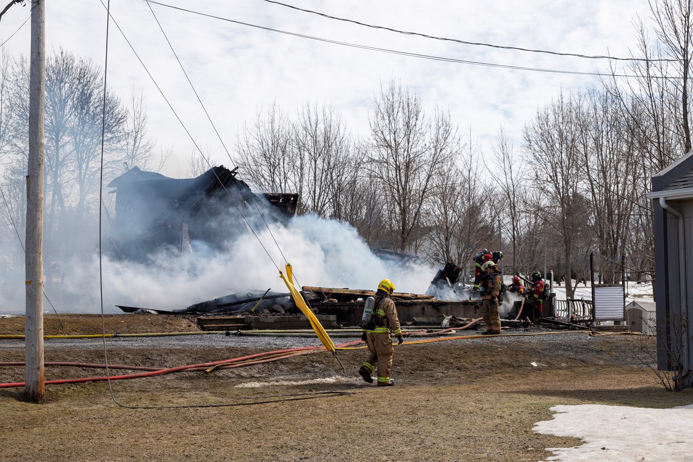 Incendie à Saint-Isidore: un jumelé de deux étages entièrement détruit
