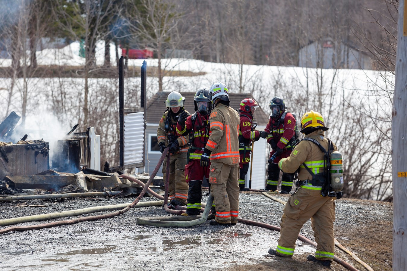 Incendie à Saint-Isidore: un jumelé de deux étages entièrement détruit