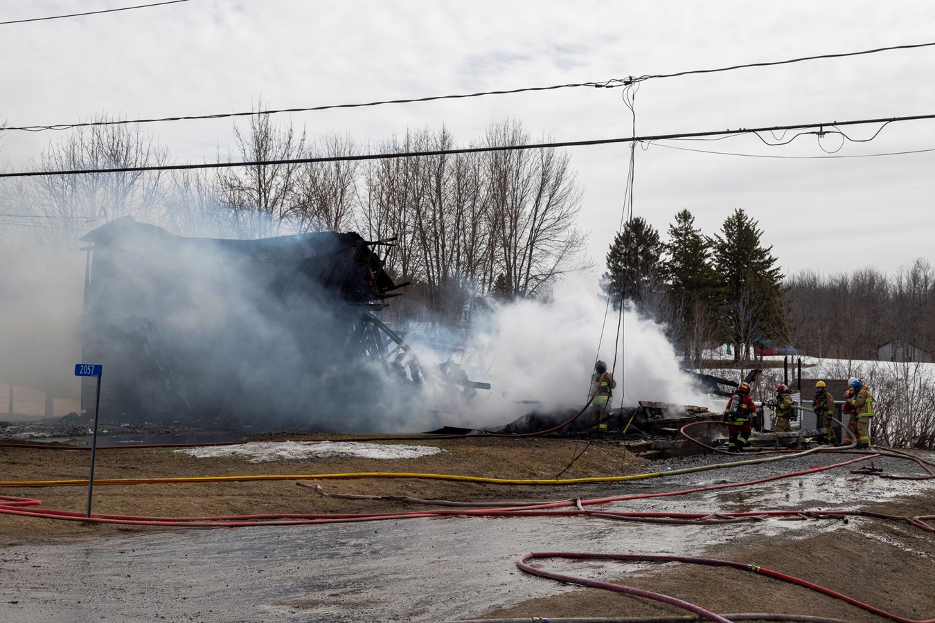 Incendie à Saint-Isidore: un jumelé de deux étages entièrement détruit
