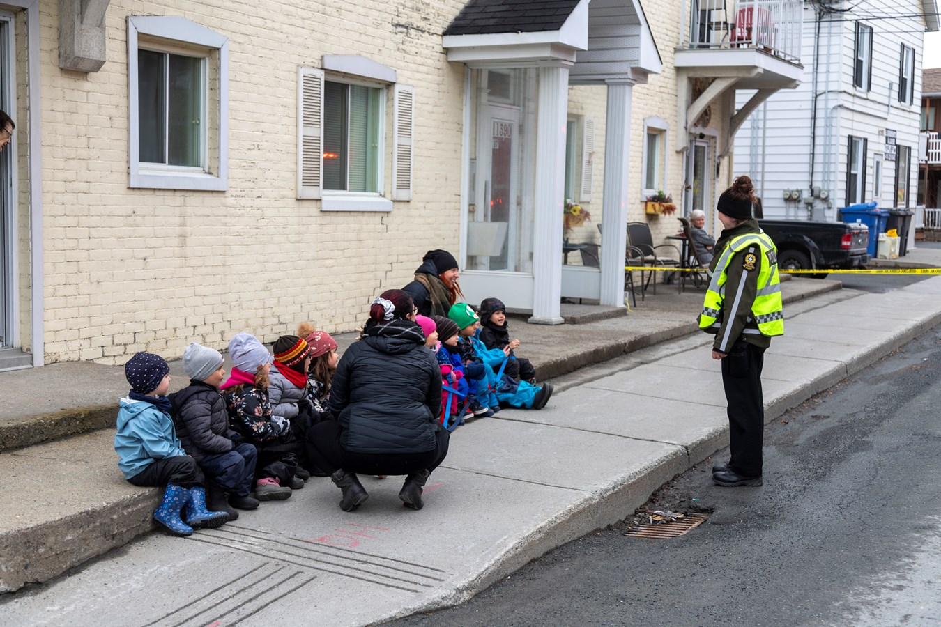 Les enfants du Centre de la Petite Enfance Panta-Mousse ont profité de l'occasion pour observer les pompiers à l'oeuvre.