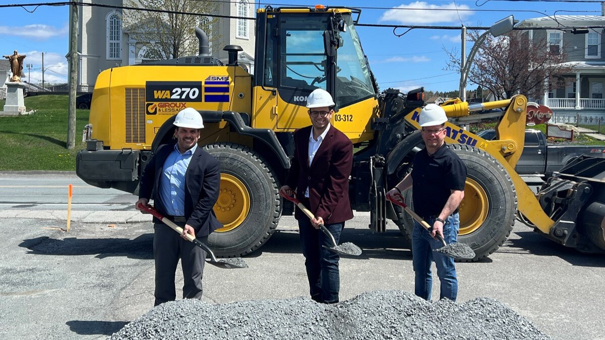 De gauche à droite: M. Patrick Houle, directeur général par intérim de la Direction générale de la Chaudière-Appalaches, du ministère des Transports et de la Mobilité durable; M. Samuel Poulin, député de Beauce-Sud et M. Yvan Paré, Maire de Saint-Martin.
