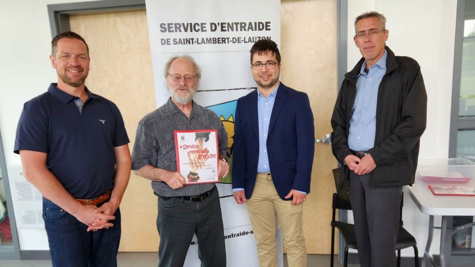 De gauche à droite, Olivier Dumais, maire de Saint-Lambert-de-Lauzon et président d’honneur de la campagne de financement, Langis Barbeau, président du Service d’entraide, le représentant du député fédéral Jacques Gourde, et Stéphane Brown, représentant du député de Beauce-Nord, Luc Provençal.
