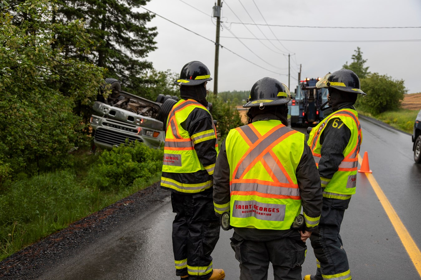 Saint-Georges: un poids-lourd termine sa course sur le toit