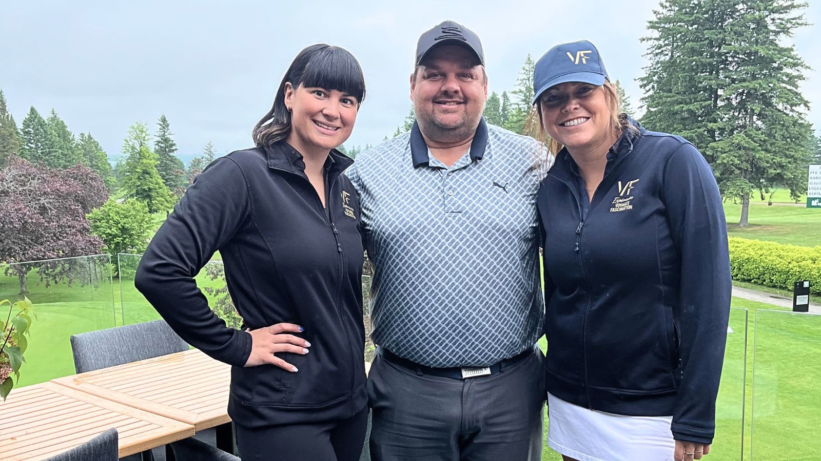 Au centre, le professionnel en titre au Club de golf Sainte-Marie, Renaud Langevin, en compagnie de Lydia Berthiaume et Pier-Ann Mercier de Voyages Fascination, un des grands partenaires de la levée de fonds.
