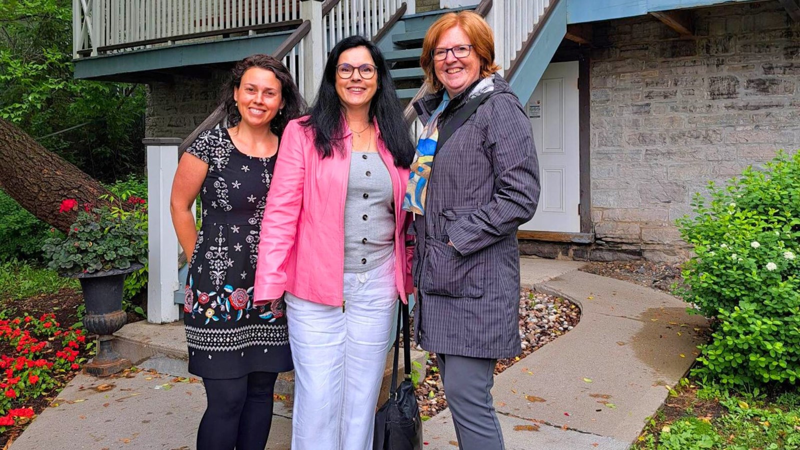 Photo des trois artistes, de gauche à droite Mme Catherine
Bédard, au centre Mme Marylène Faucher et à droite Mme Louise Champagne, devant
le Centre d’exposition Louise-Carrier. Absente de la photo: Mme Josiane Fortin.