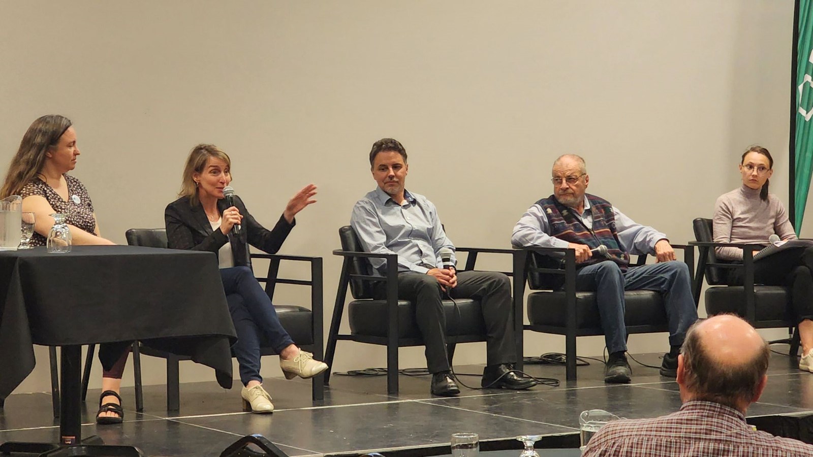 Panel des conférenciers,  de gauche à droite, François Lajoie, directeur général de l’Organisme des bassins  versants de la Côte-du-Sud; Tamari Langlais, coordonnatrice de recherche, Lily Lessard, professeure titulaire à l’Université du Québec à Rimouski et chercheure au Centre de  recherche du CISSS de Chaudière-Appalaches; Éric B. Pelletier, technologue en  environnement chez EBP Écosol; Jean-Guy Breton, citoyen et ancien maire de Lac 
Etchemin; et Me Laurence Gaudreault, avocate chez Cain Lamarre. 

