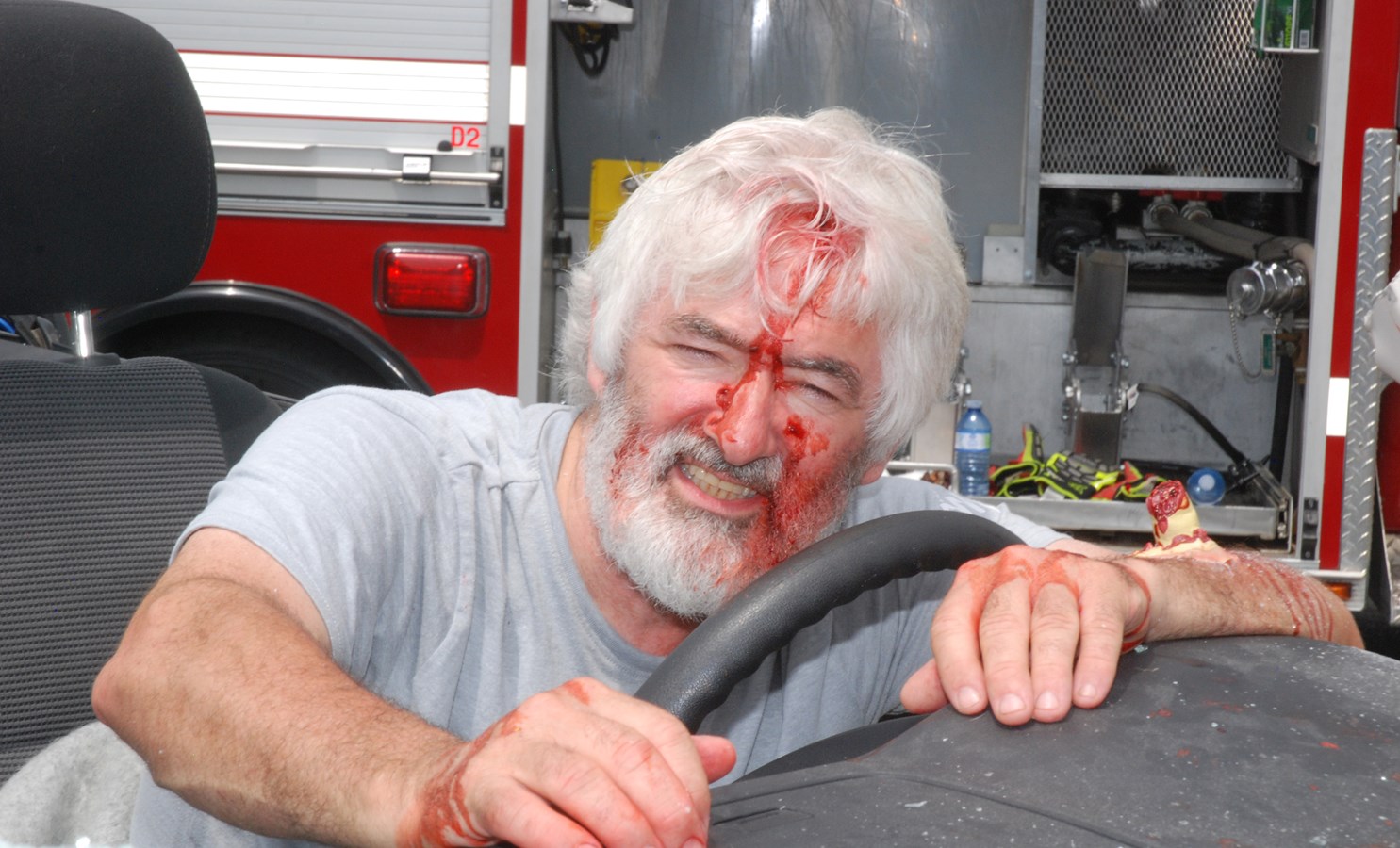 C'est un bénévole, Yvon Claveau, qui a joué le rôle du conducteur blessé lors de l'accident simul.