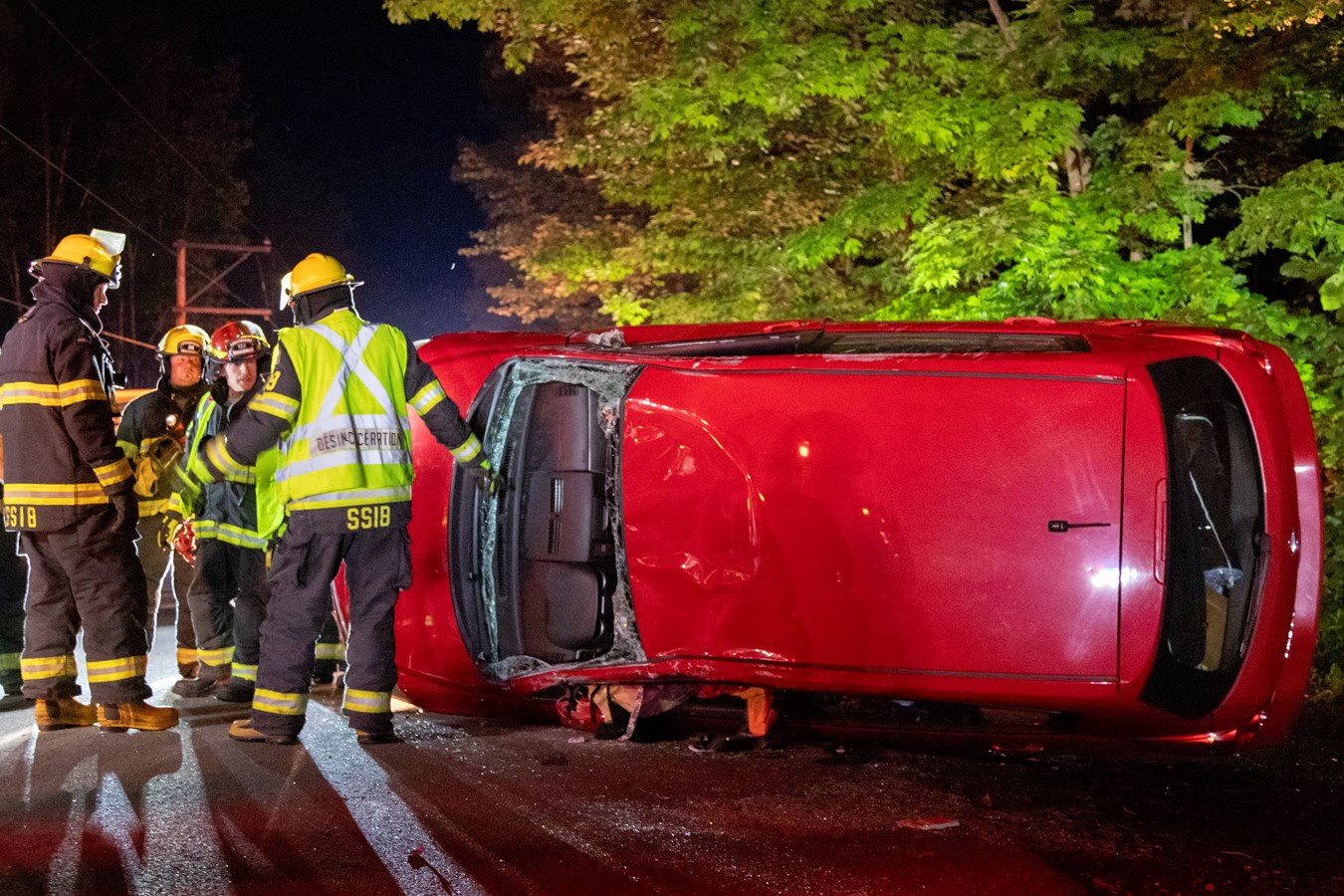 Trois blessés mineurs dans un capotage à Beauceville