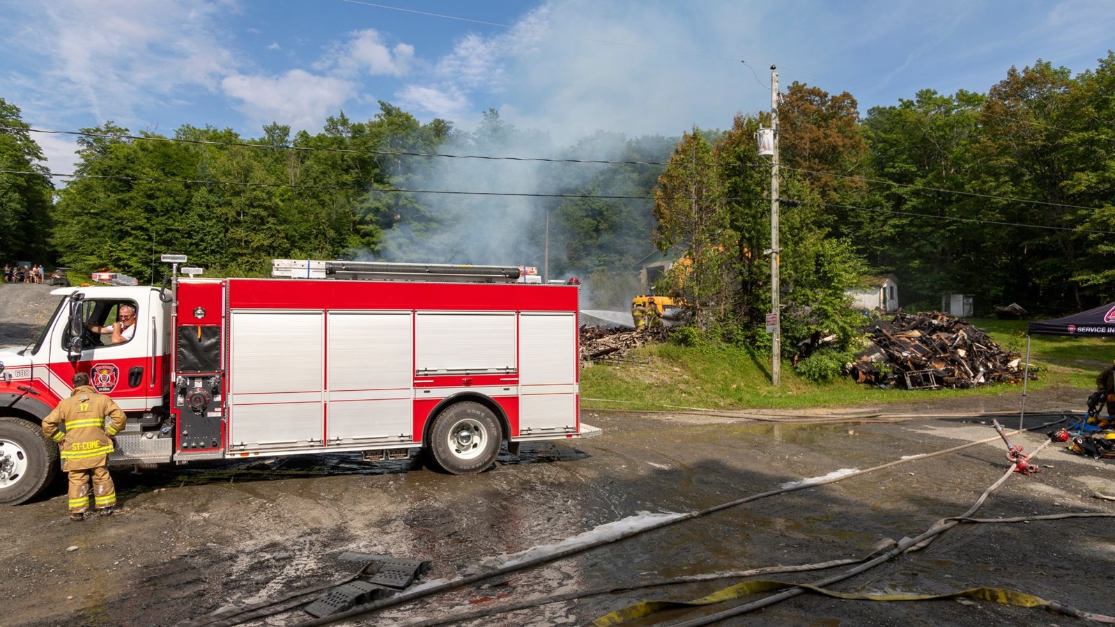 Un bâtiment rasé par les flammes à Saint-Zacharie