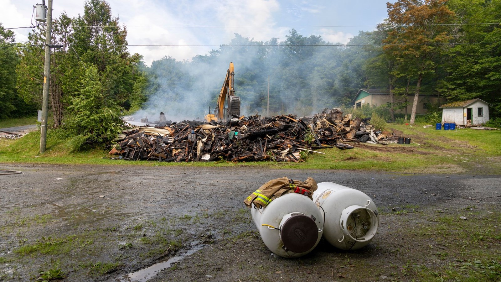 Un bâtiment rasé par les flammes à Saint-Zacharie