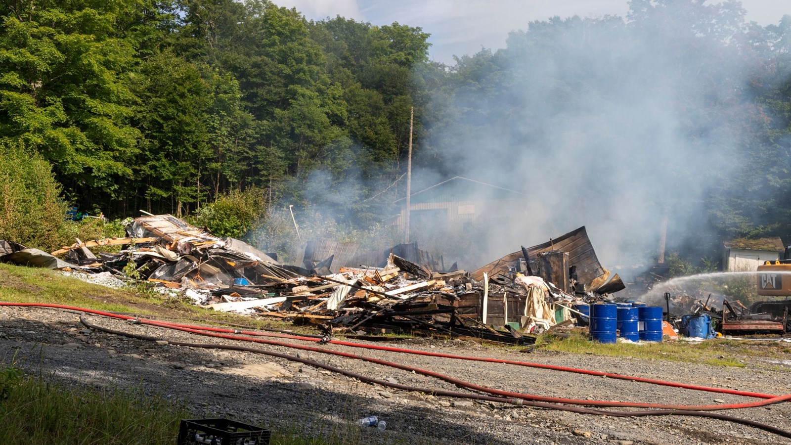 Un bâtiment rasé par les flammes à Saint-Zacharie