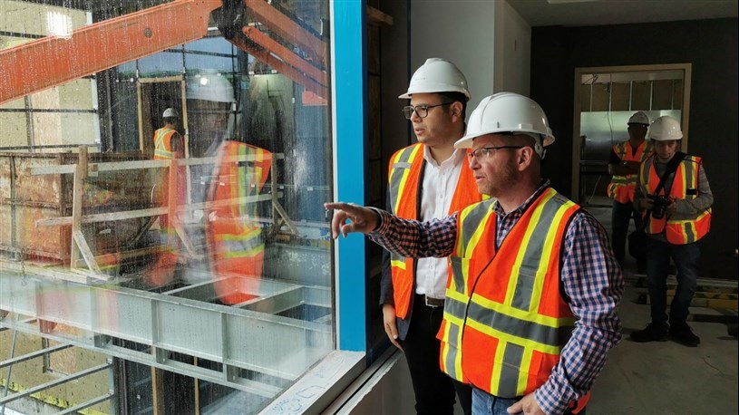 Le maire de Saint-Martin, Yvan Paré, en compagnie du député de Beauce-Sud, Samuel Poulin, sur le chantier de construction de la Maison des aînés à l'été 2022.