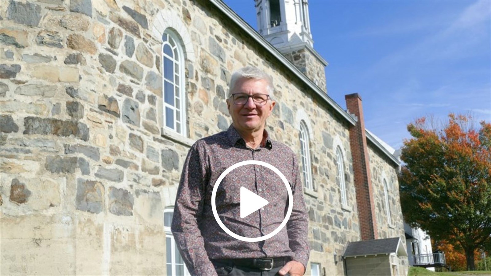 Le président de Cultiver pour partager, Jean Champagne, devant l'église de Saint-Alfred.