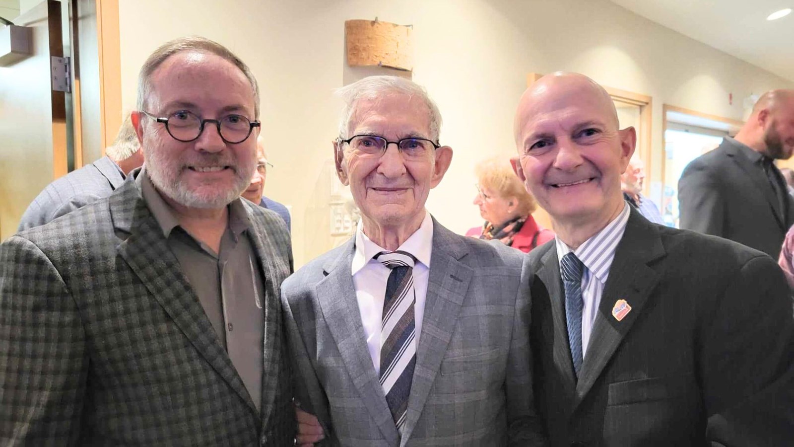 Joseph-Arthur Marcoux entouré de ses fils, Hubert et Simon.