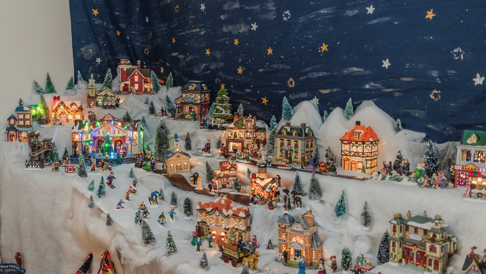 Louise Rainville retombe en enfance chaque année en installant son village de Noël