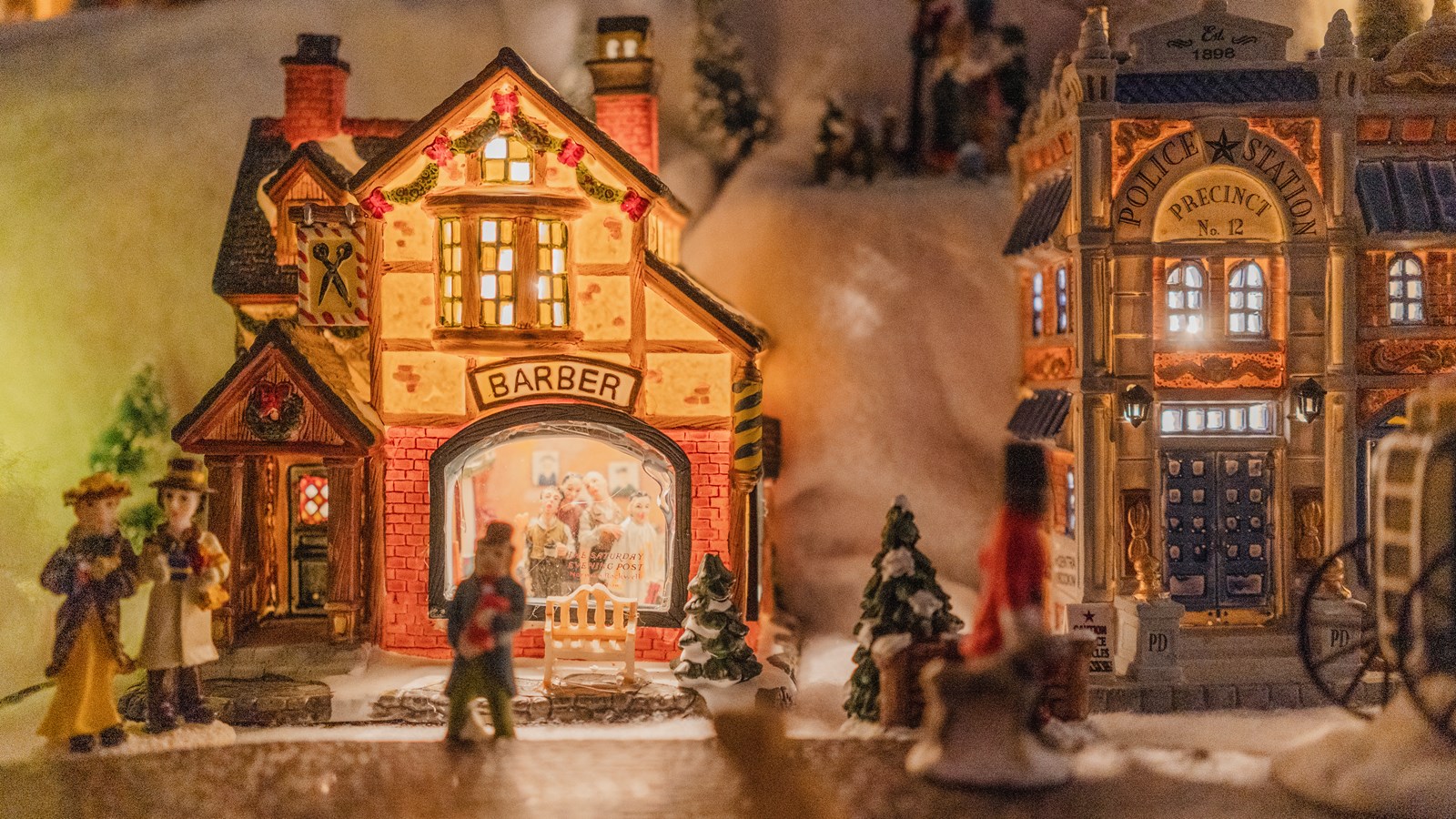 Louise Rainville retombe en enfance chaque année en installant son village de Noël